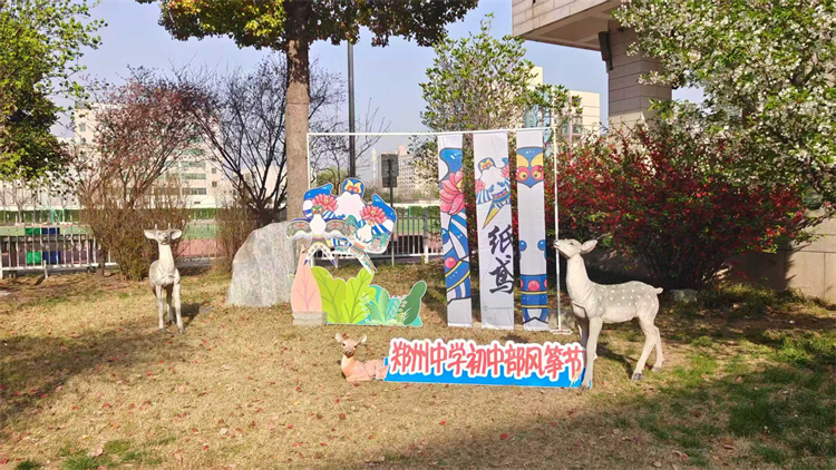 图9：紫藤花园里的展图.jpg