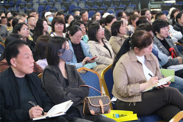 图片3：现场家长认真记录笔记.JPG