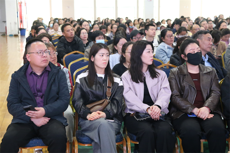 图片4：家长认真聆听、学习.JPG