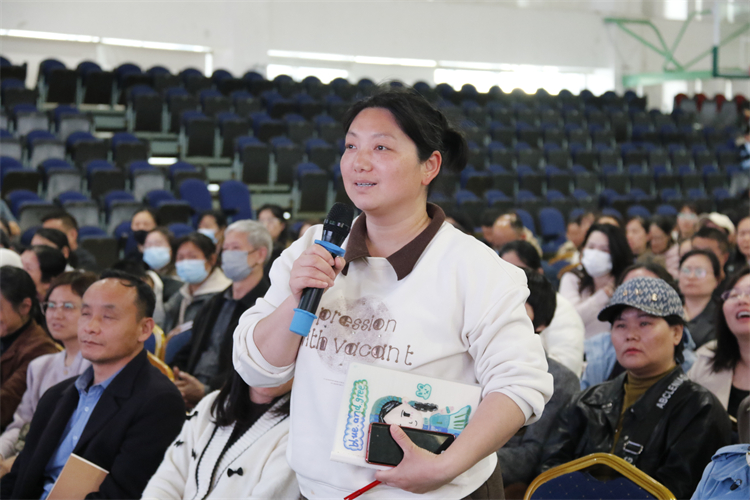 图片5：家长与专家互动.JPG