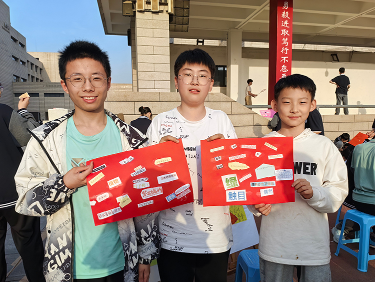 图片7：学生开心地展示自己的作品6.jpg