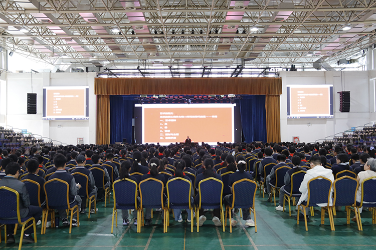 图片2张教授为初中同学带来精彩讲座.JPG