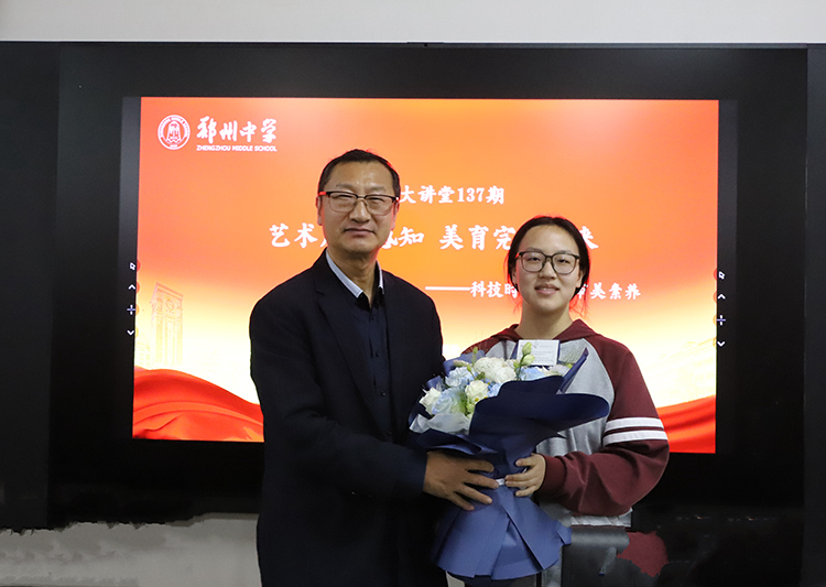 图片10 学生为张教授献花.jpg