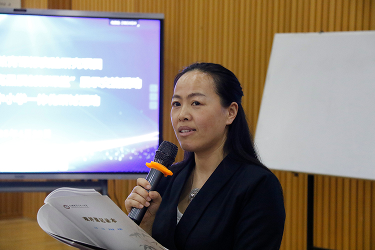 图1：高新区教研员杨苏娟主持会议.JPG