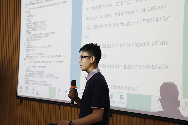 图3：学生代表讲述参与实践活动的过程.JPG