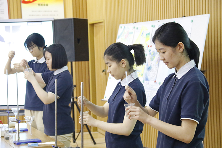 图4：学生进行水质净化实验.jpg