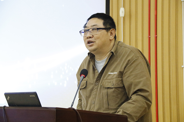图9：高振奋教授做专题报告.JPG
