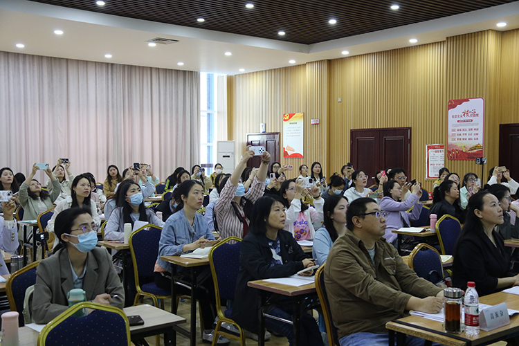 图10：老师们认真聆听 (2).JPG