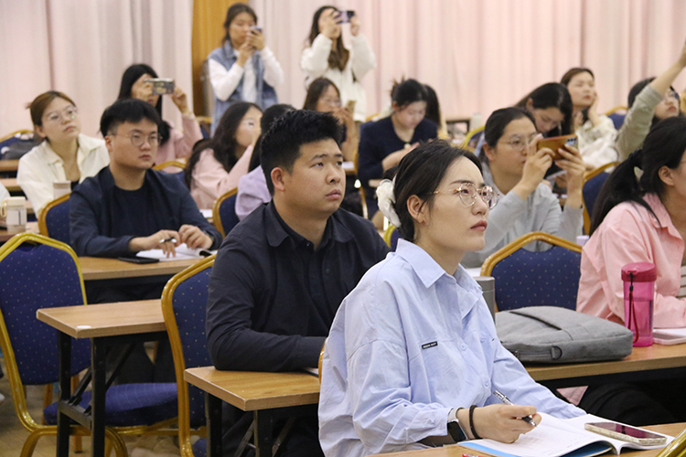 图10：老师们认真聆听.JPG