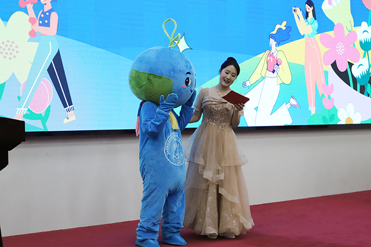 图片2：校园文化节吉祥物“蓝宝”亮相.JPG