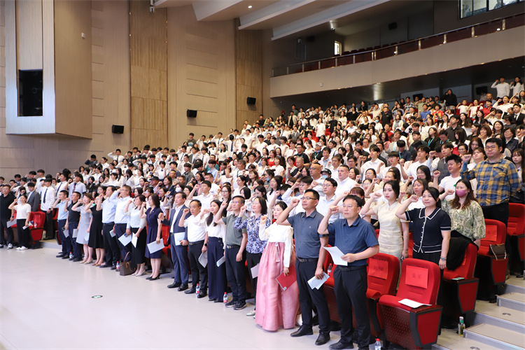 图片3：全体师生重温郑州中学誓词.JPG