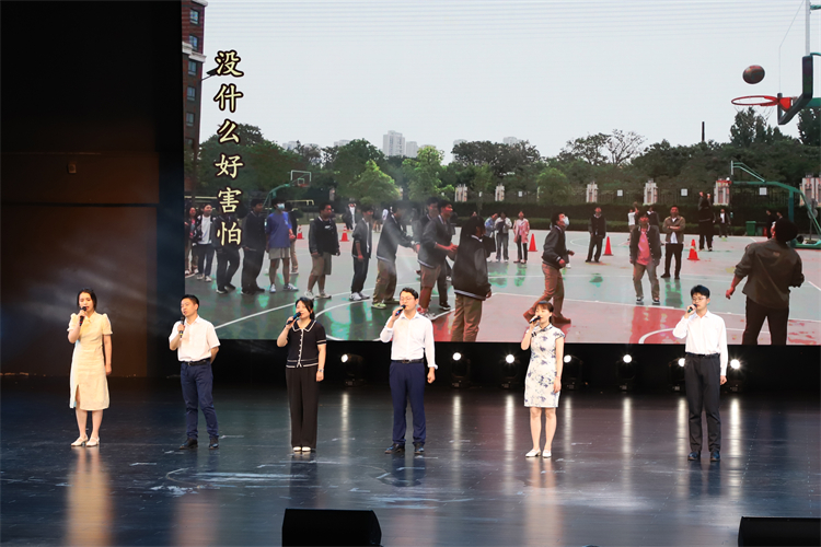 图片10：教师演唱《离别开出花》.JPG