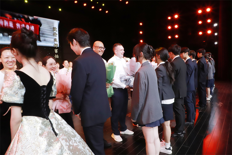 图片13.1：学生为教师献花.JPG