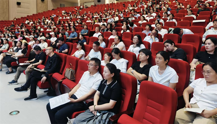 图3：家长认真倾听.jpg