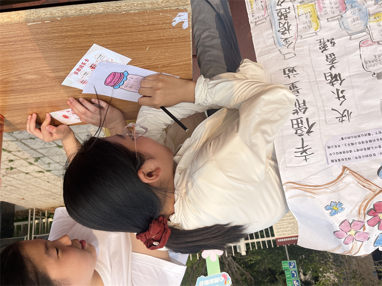 （图2 专注创作“快乐储蓄罐”）.jpg