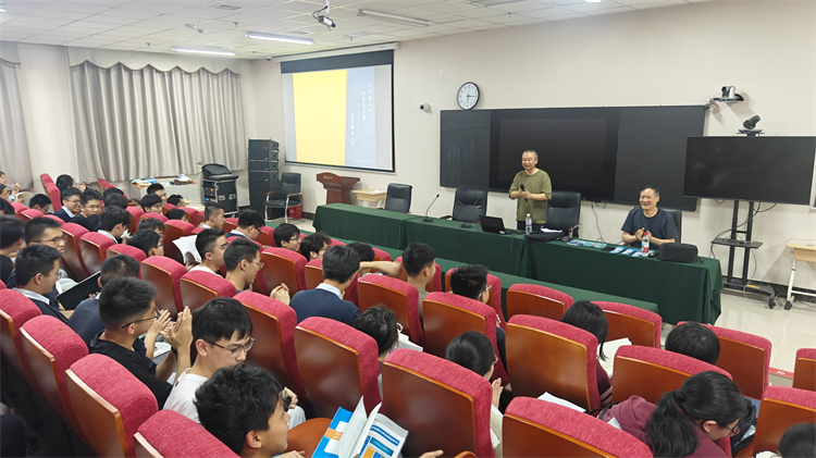 图4 杨教授精彩讲授引发学生热烈反响.jpg
