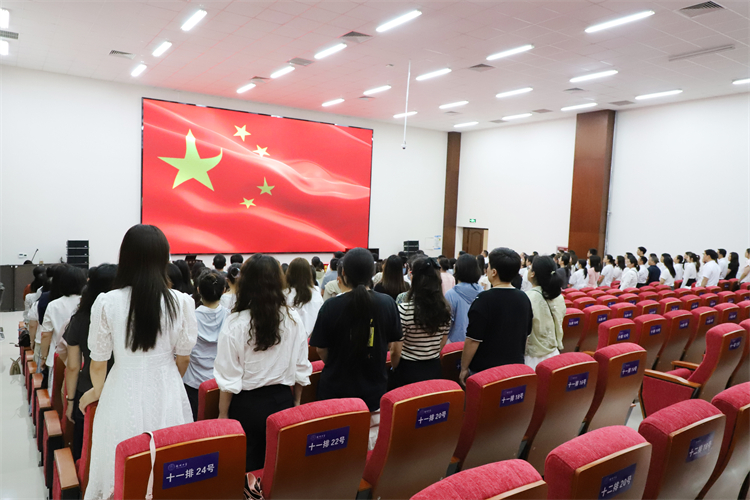 图2：齐唱国歌.JPG