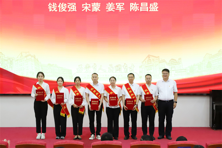 图10：党委委员、副校长田玉宝为第一党总支优秀共产党员颁奖.JPG