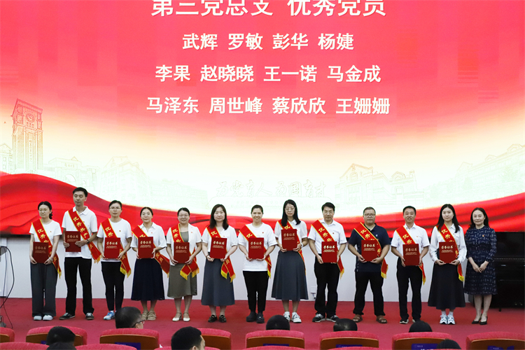 图12：党委委员、副校长韩颖为第三党总支优秀共产党员颁奖.JPG
