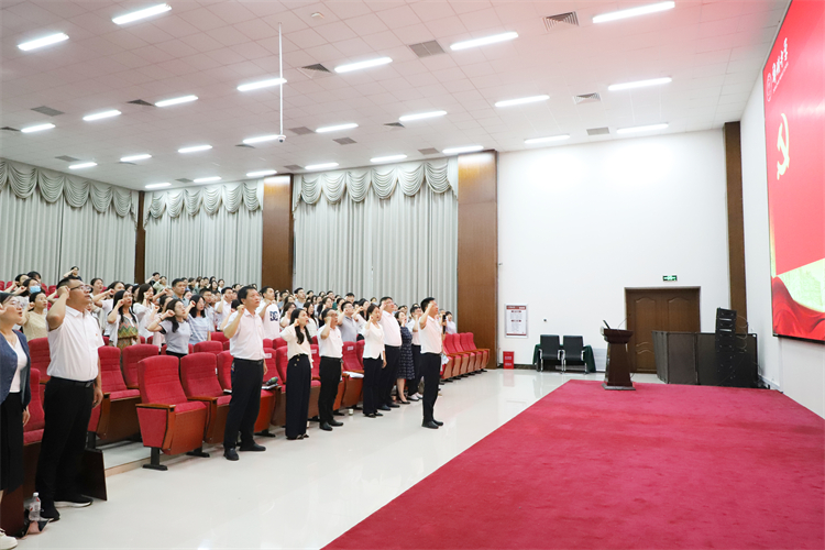 图14：党委书记高正起带领全体党员教师重温入党誓词.JPG