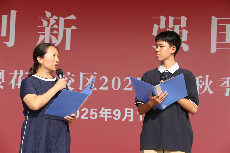 图4：师生进行主题演讲.JPG