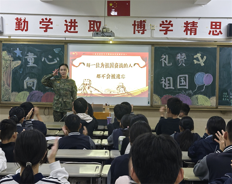 1760663555575808.jpg 图片2:军人家长分享边防故事 .jpg