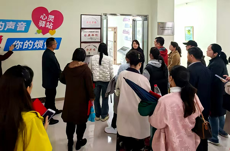 1761007516493223.jpg 图八:探访心理咨询室.jpg