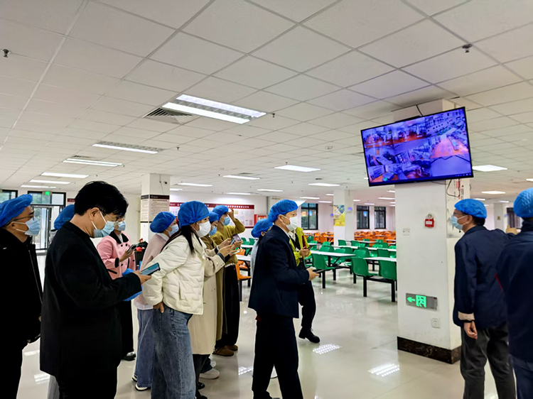1761007534196812.jpg 图十:参观食堂.jpg