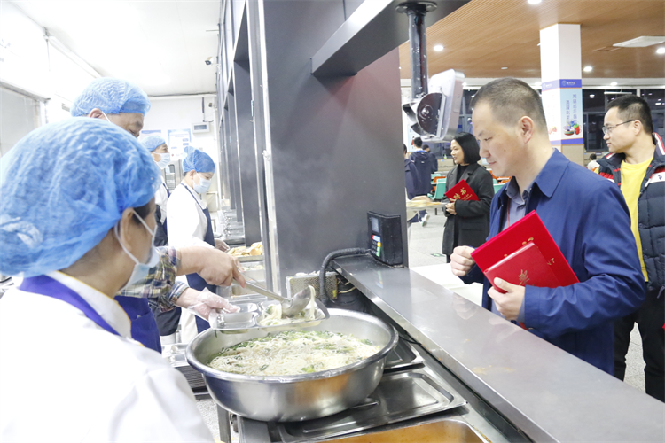 1761207333193028.jpg 图7:家委会成员到学生餐厅参观.JPG