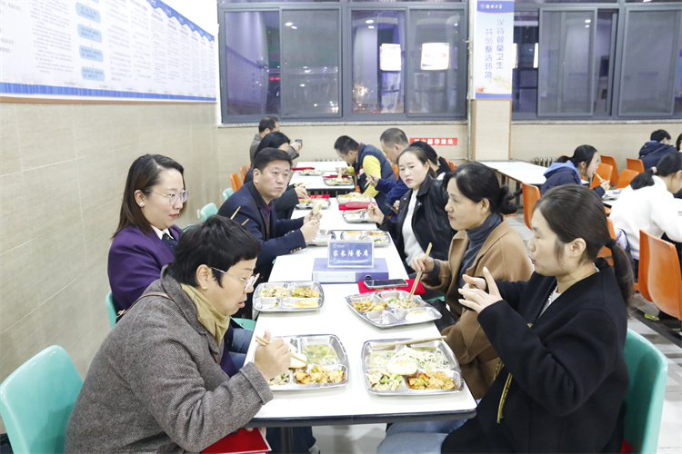 1761207345908616.jpg 图8:家委会成员到学生餐厅陪餐.JPG