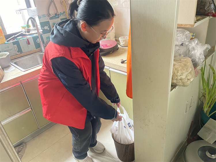 1761527492479113.jpg 图2 志愿者为老人打扫卫生.jpg