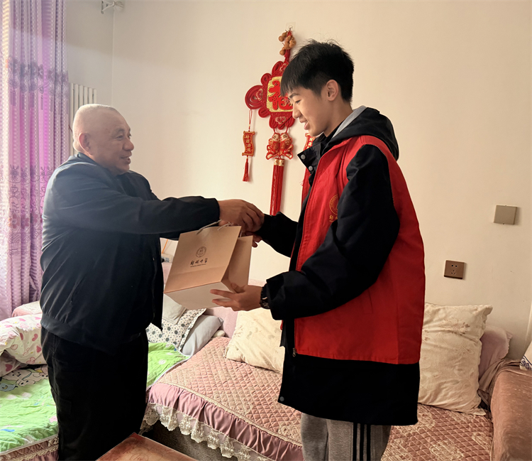 1761527504632157.jpg 图3 为老人送去亲手制作的点心.jpg