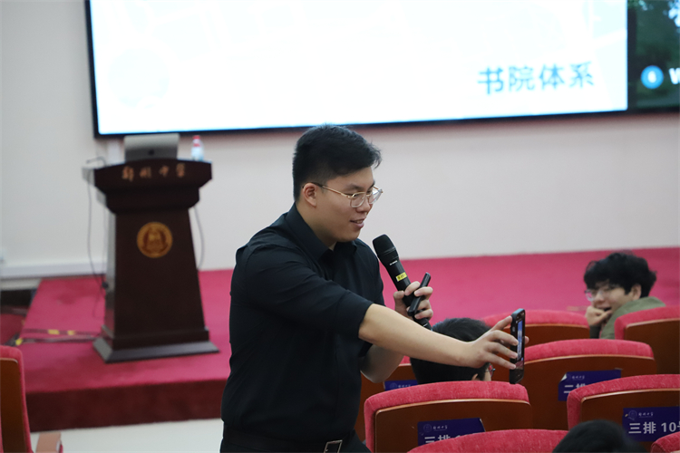 1762219353538414.jpg 图片2:多伦多大学招生官作招生宣讲 .JPG