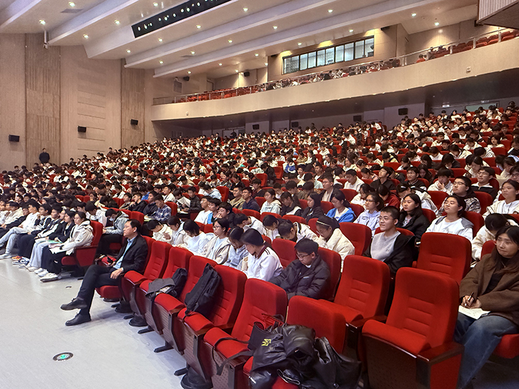 1762311077505591.jpg 图片3 同学们认真聆听.jpg