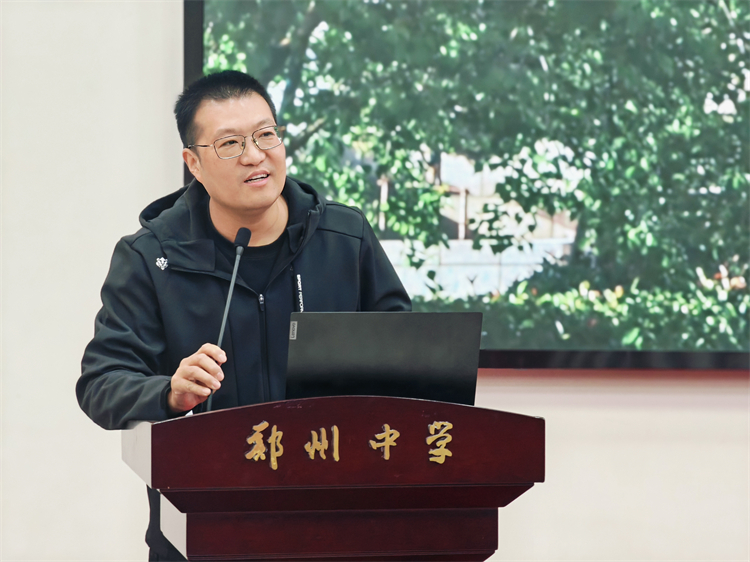 1762411559679220.jpg 图片3:闫亚伟老师激情讲座.jpg