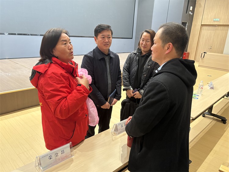 1762827413617834.jpg 图7家长进行交流咨询.jpg