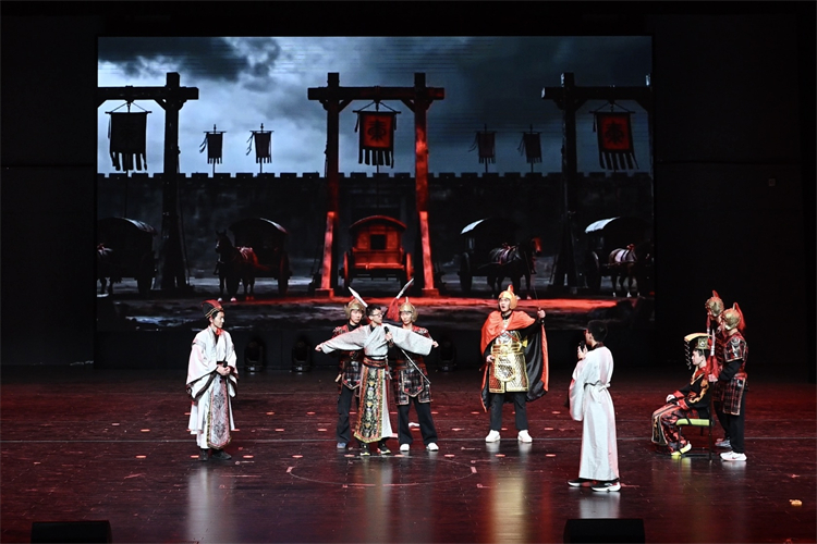 1765153542374046.jpg 图10:《商君血》演出场景.jpg