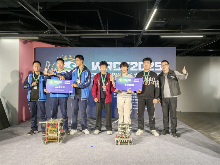 1765422307391124.jpg 图片1:郑州中学参赛队获得季军.jpg