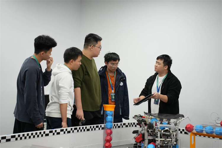 1765422401987922.jpg 图片5:积极与裁判沟通交流.jpg