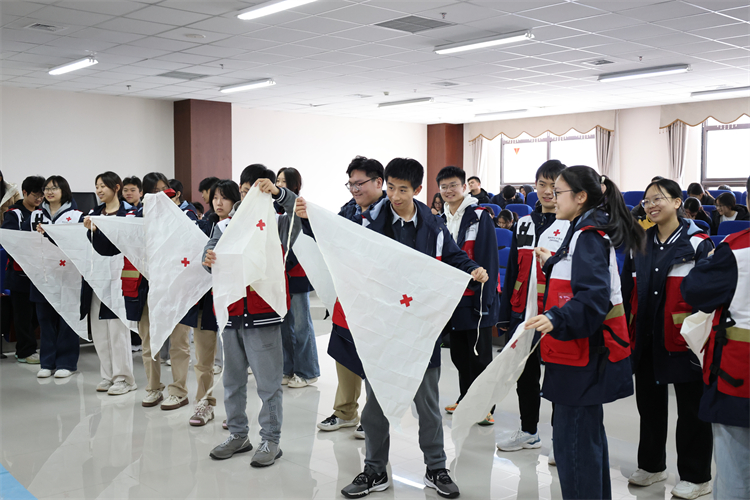 图片15：学习包扎伤口.jpg