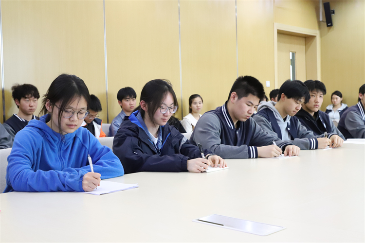 图三：同学们认真记录交流内容.JPG