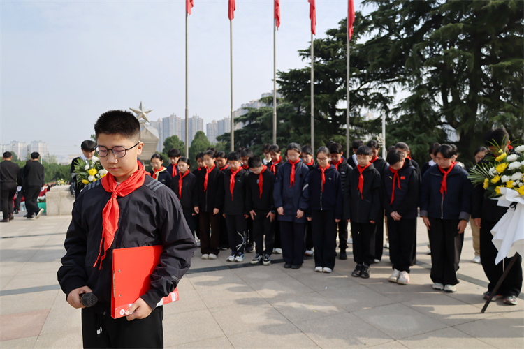 图2：面向纪念碑默哀.jpg
