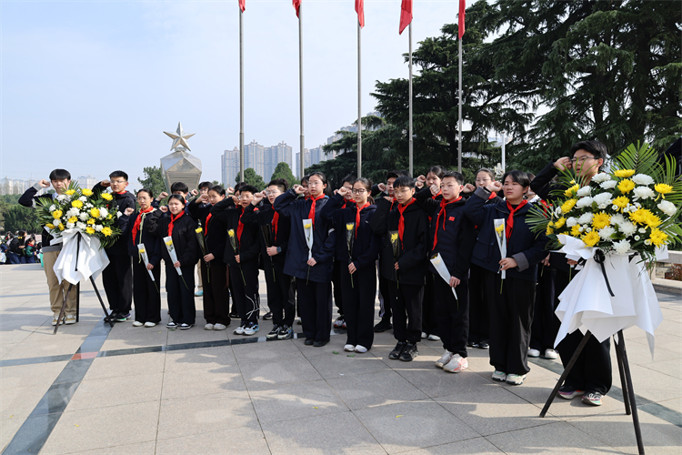 图3：全体同学宣誓.jpg