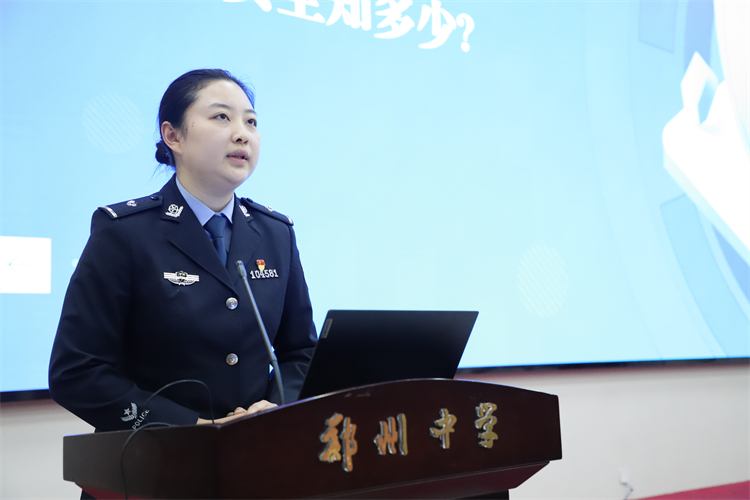 图二：高新公安分局网安大队闫晨冰警官为同学们普及网络安全知识.JPG