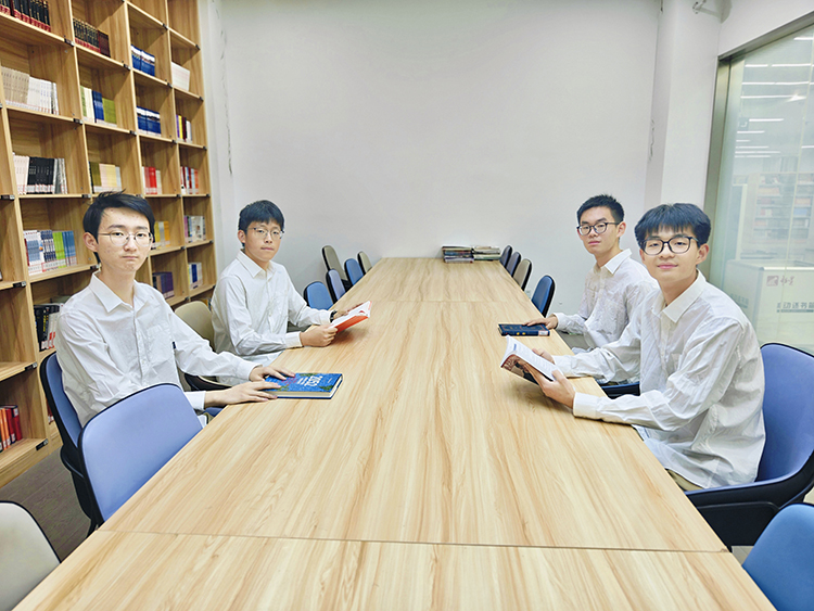 图片4：世界华人学生作文大赛全国二等奖获奖同学.jpg