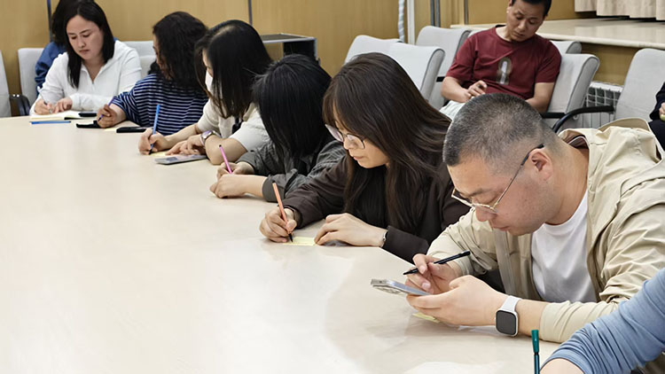 1776906688744652.jpg 图四:家长梳理孩子特点进行未来职业初探索.jpg