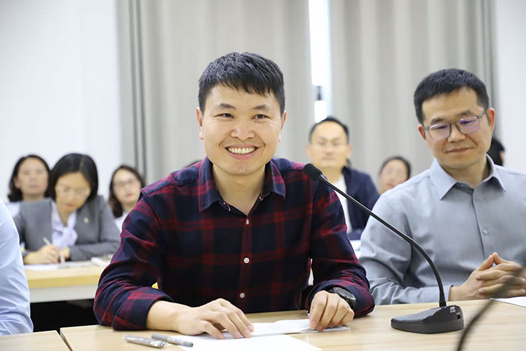 图2.1家长发言.jpg