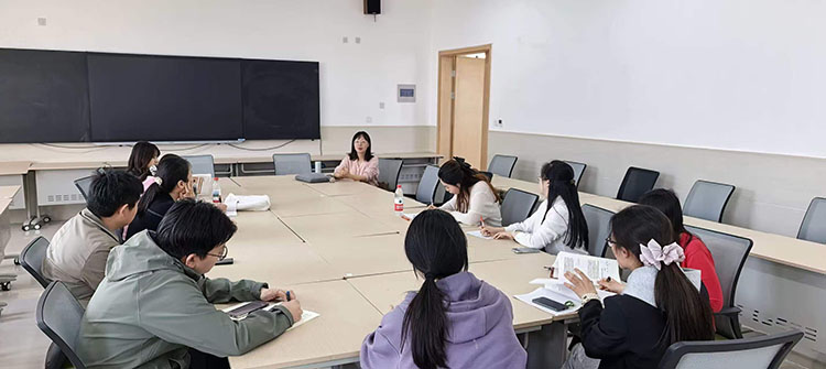 图五：教研员常识与郑州中学物理团队交流.jpg