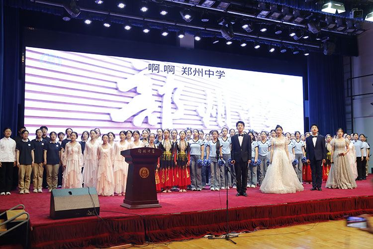 图片12：全场同唱郑州中学校歌.JPG