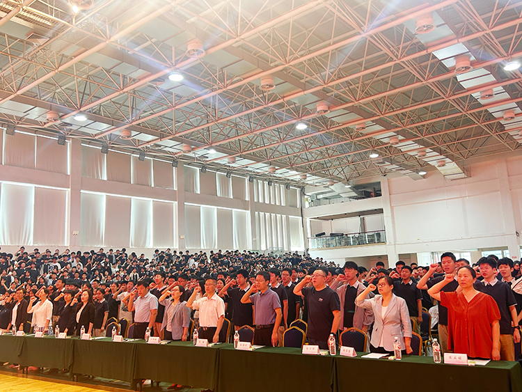 1782458961110434.jpg 图4:重温郑州中学誓词.jpg